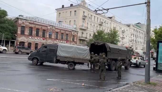 «С предохранителей снимают, готовятся к чему-то…»: в центре Ростова вагнеровцы готовятся к возможному штурму их позиций