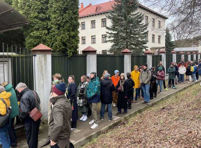 На акцию "Полдень против Путина" в столице Литвы Вильнюсе собралось более сотни человек