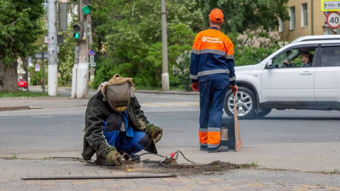 Силовики заняли позиции, коммунальщики сварили люки: как города встречают День Победы