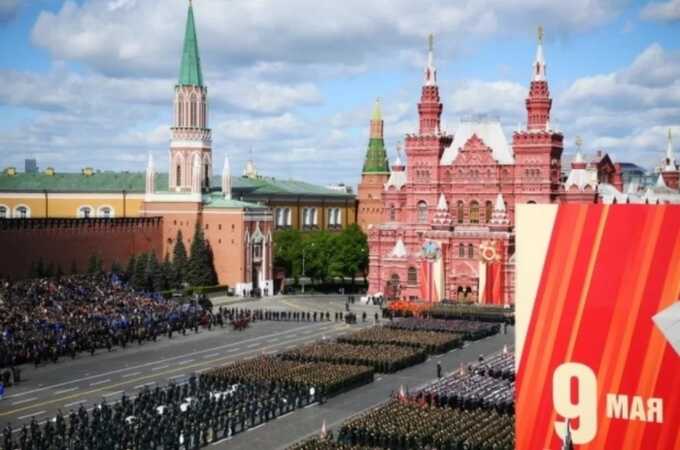 Гости с тёмным прошлым: кого Путин посадил в первые ряды на параде